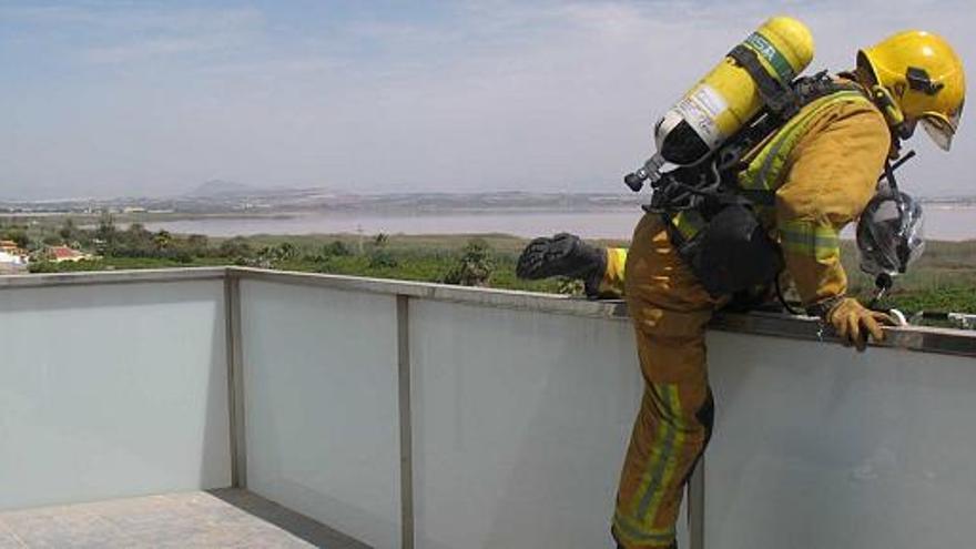 Una imagen de archivo de un bombero realizando un servicio en la terraza del Hospital de Torrevieja.