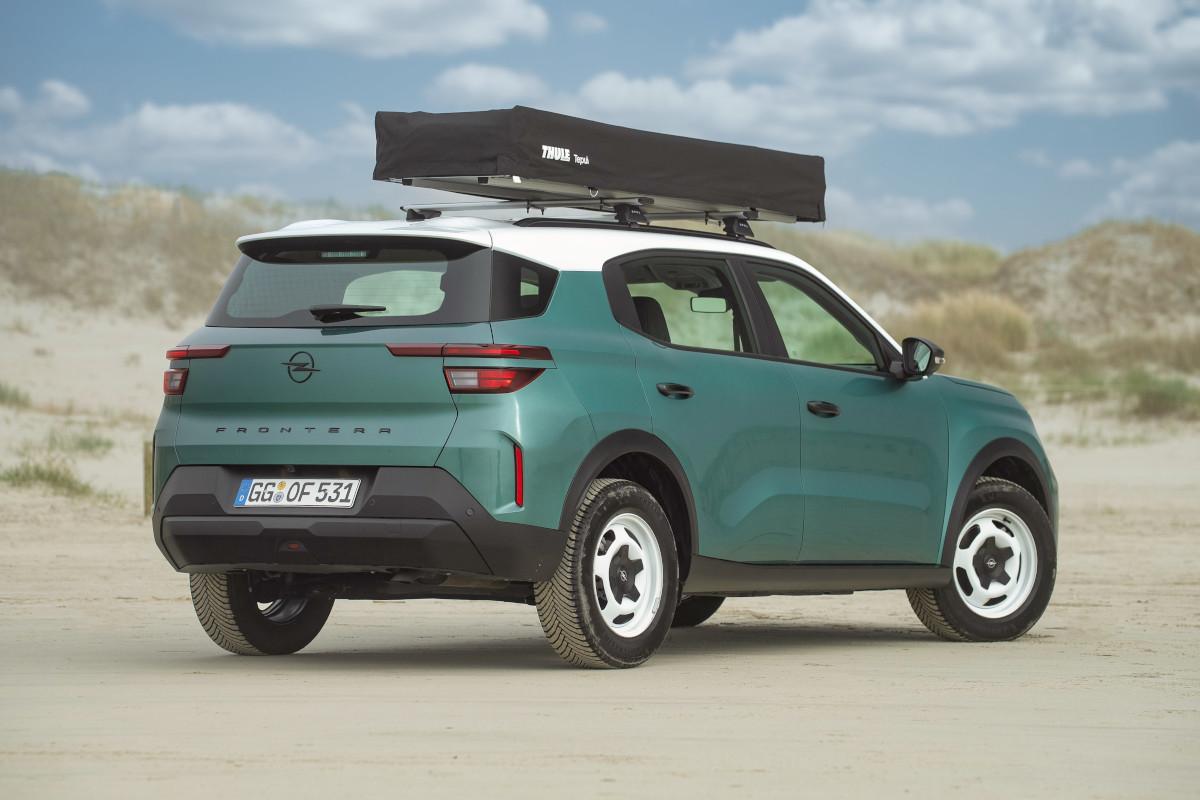 Opel Frontera con tienda en el techo