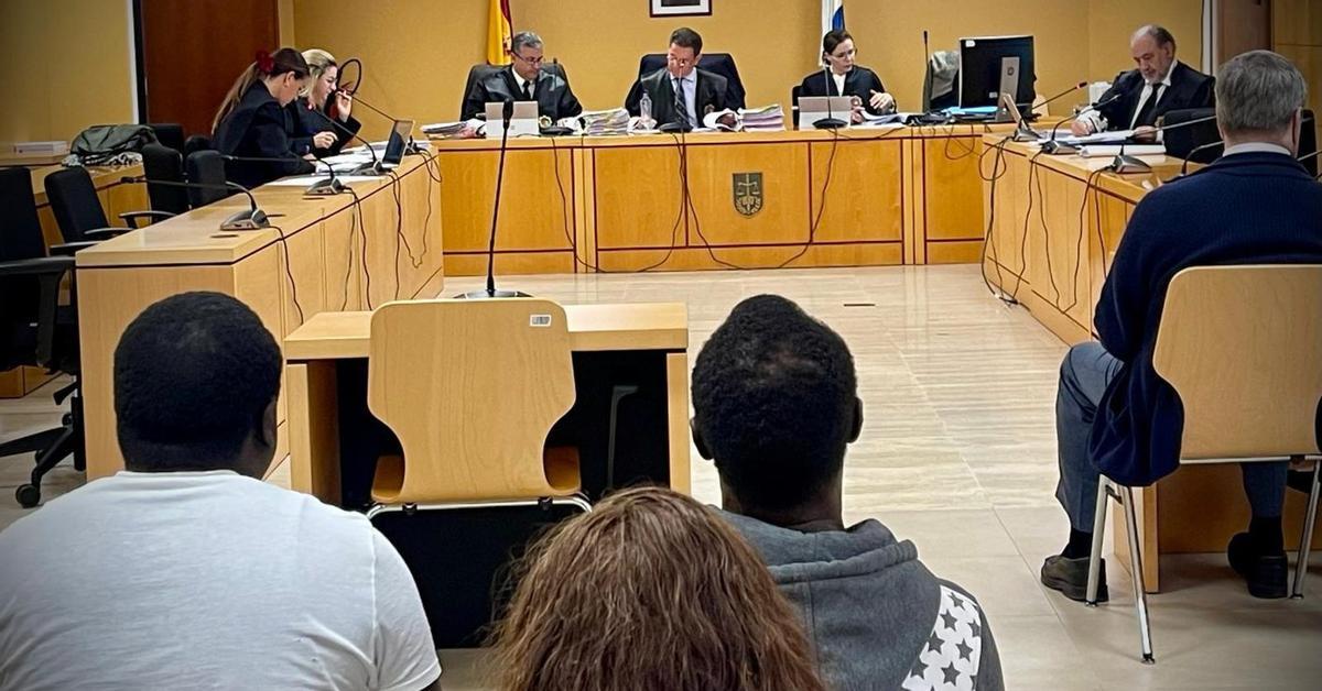 Los dos acusados, en primer término, durante la declaración del patólogo forense Ángel Luis Pérez. | M. Á. A.