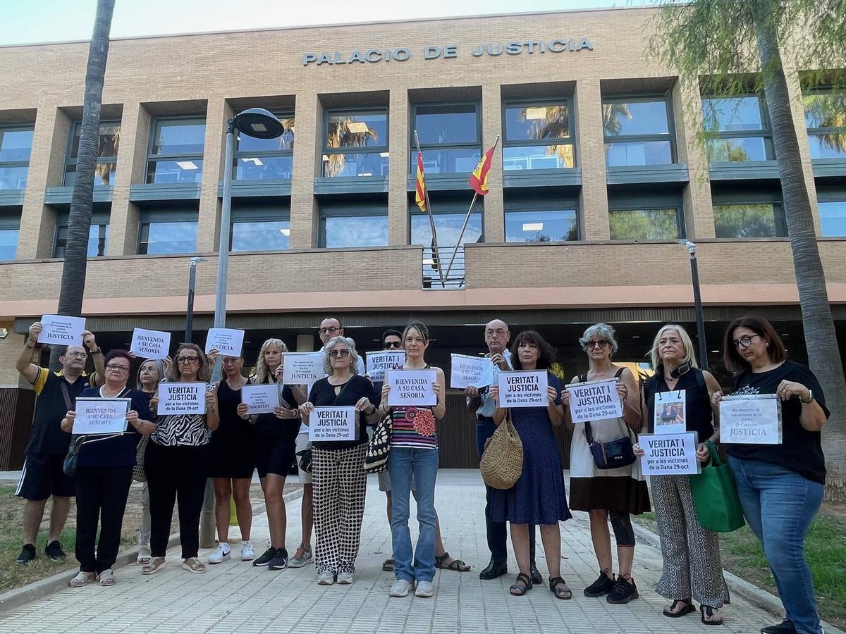 Víctimas de la dana muestran su apoyo a la jueza que instruye la causa frente al juzgado de Catarroja.