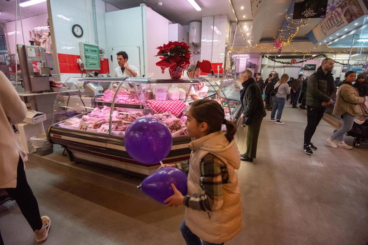 Encendido de las luces de Navidad en el mercado de Elviña de A Coruña