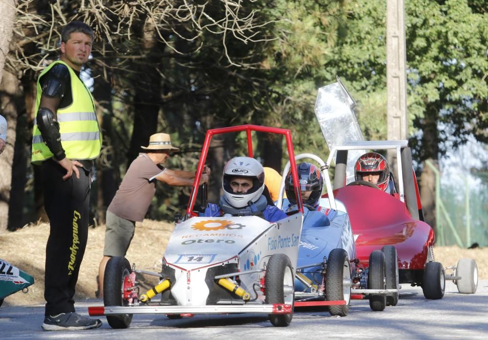 Un total de 25 carrilanas y más de 30 participantes se lanzaron por las cuestas de Cabral - Un piloto federado volcó y fue trasladado al hospital por una conmoción.