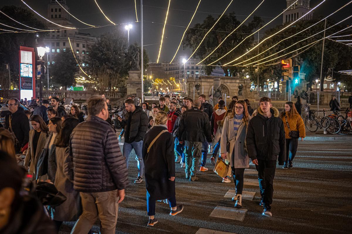 El centro de Barcelona repleto de compradores, ultimando los regalos de Reyes