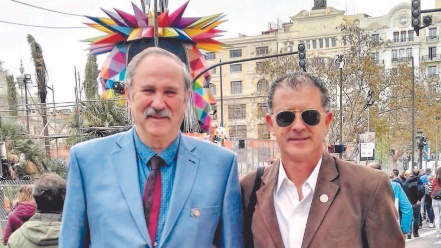 Joaquin  Gisbert y Ernesto Mestre, en la Plaza del Ayuntamiento.