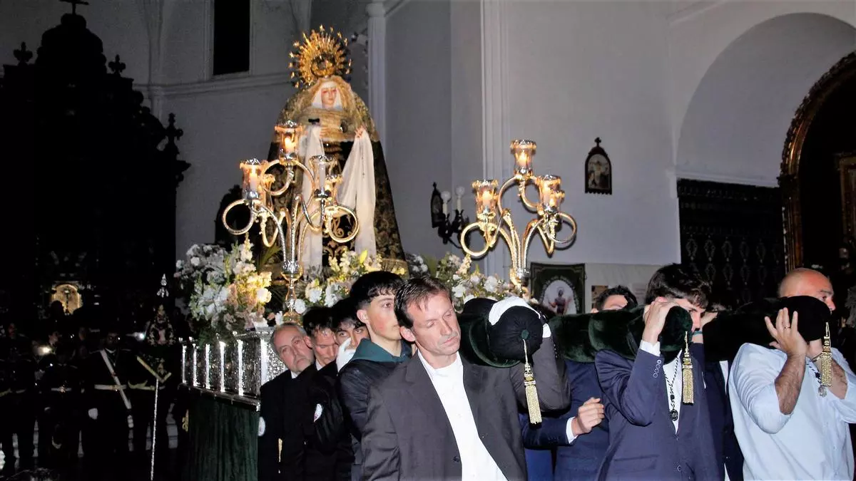 La Soledad de Monesterio se queda en el templo por falta de costaleros