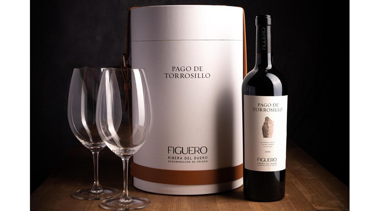 El estuche cilíndrico de Bodegas Figuero incluye una botella de Pago de Torrosillo 2019 y dos copas Riedel.