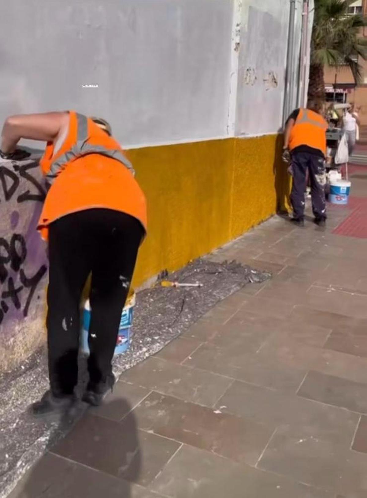 Otro momento de la limpieza en las calles de Castelló.