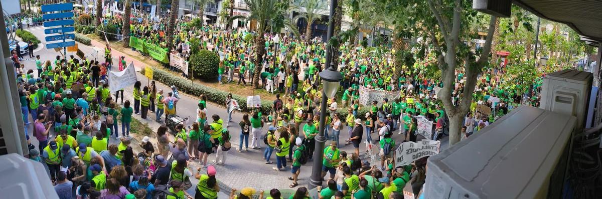 La marea verde  de profesores "toma" las inmediaciones de la Casa de las Brujas de Alicante en una nueva concentración