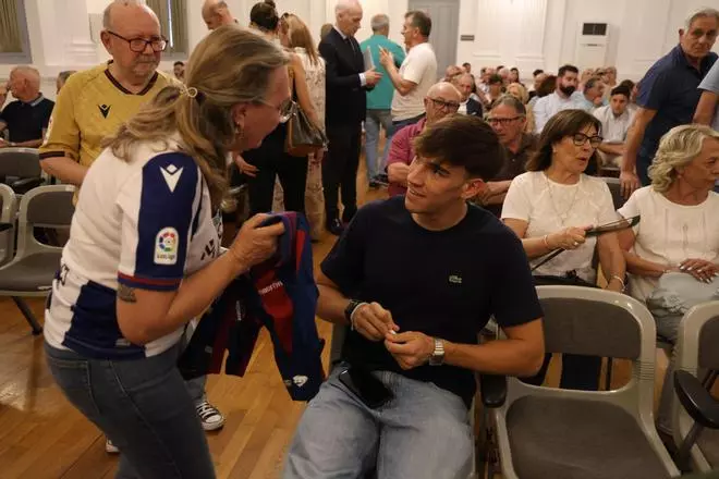 Así ha sido el acto por los 50 años del mítico partido entre el Olímpic de Xàtiva y el Levante UD