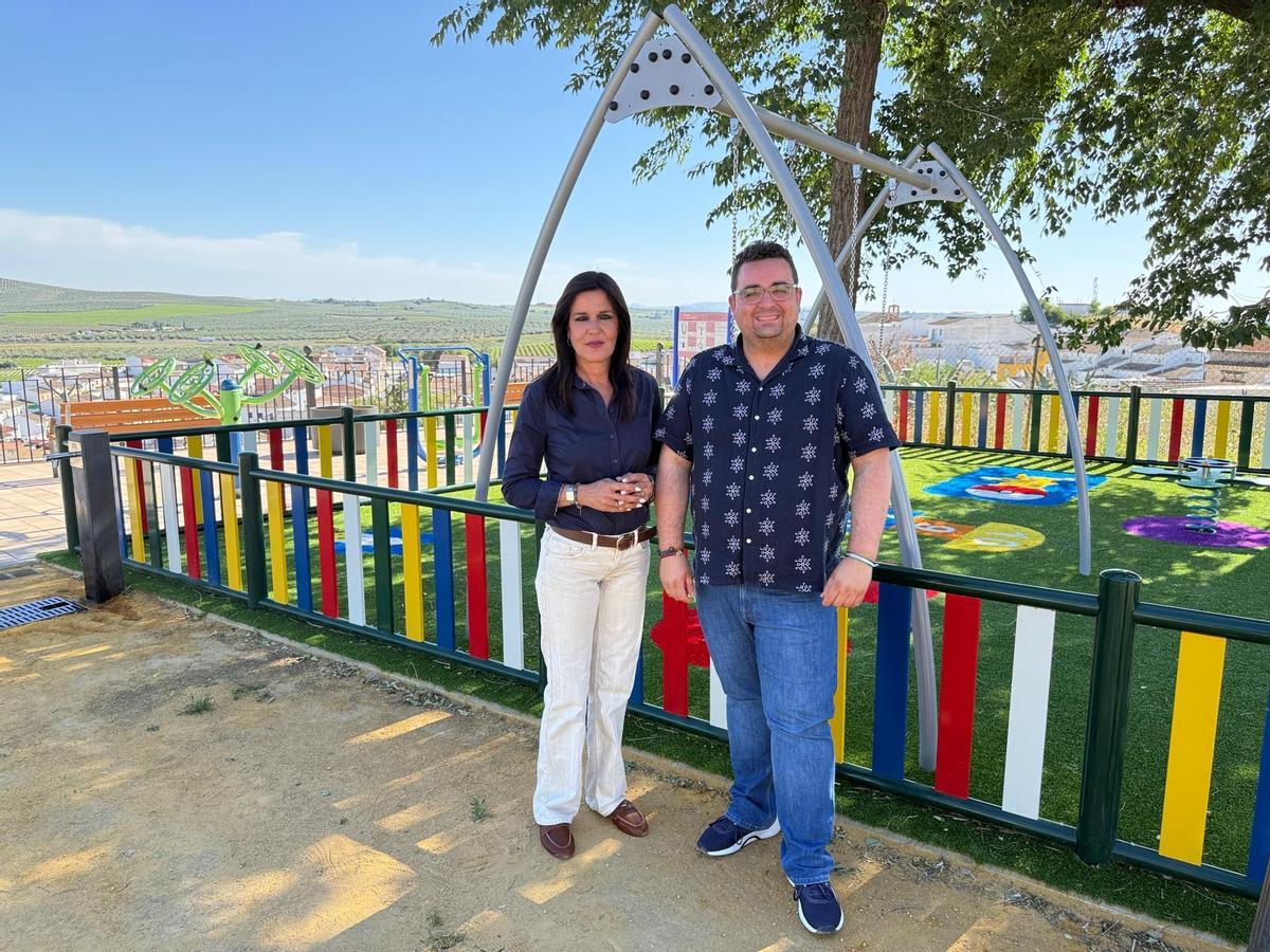 Antonio Castro y Silvia Cabello, en el entorno del Paseo de lo Alto de Monturque.