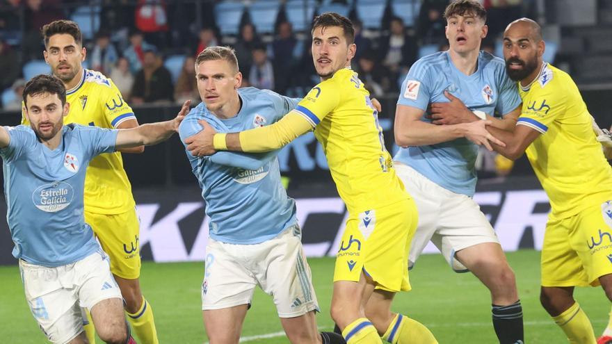 Pugna por el balón en un saque de esquina durante  el partido entre el Celta  y el Cádiz disputado en diciembre pasado en Balaídos.  |  // RICARDO GROBAS