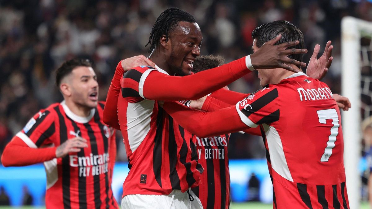 Morata celebra con Abraham, el autor del decisivo 2-3 en el tiempo añadido, que le dio al Milan la Supercopa de Italia tras batir al Inter.
