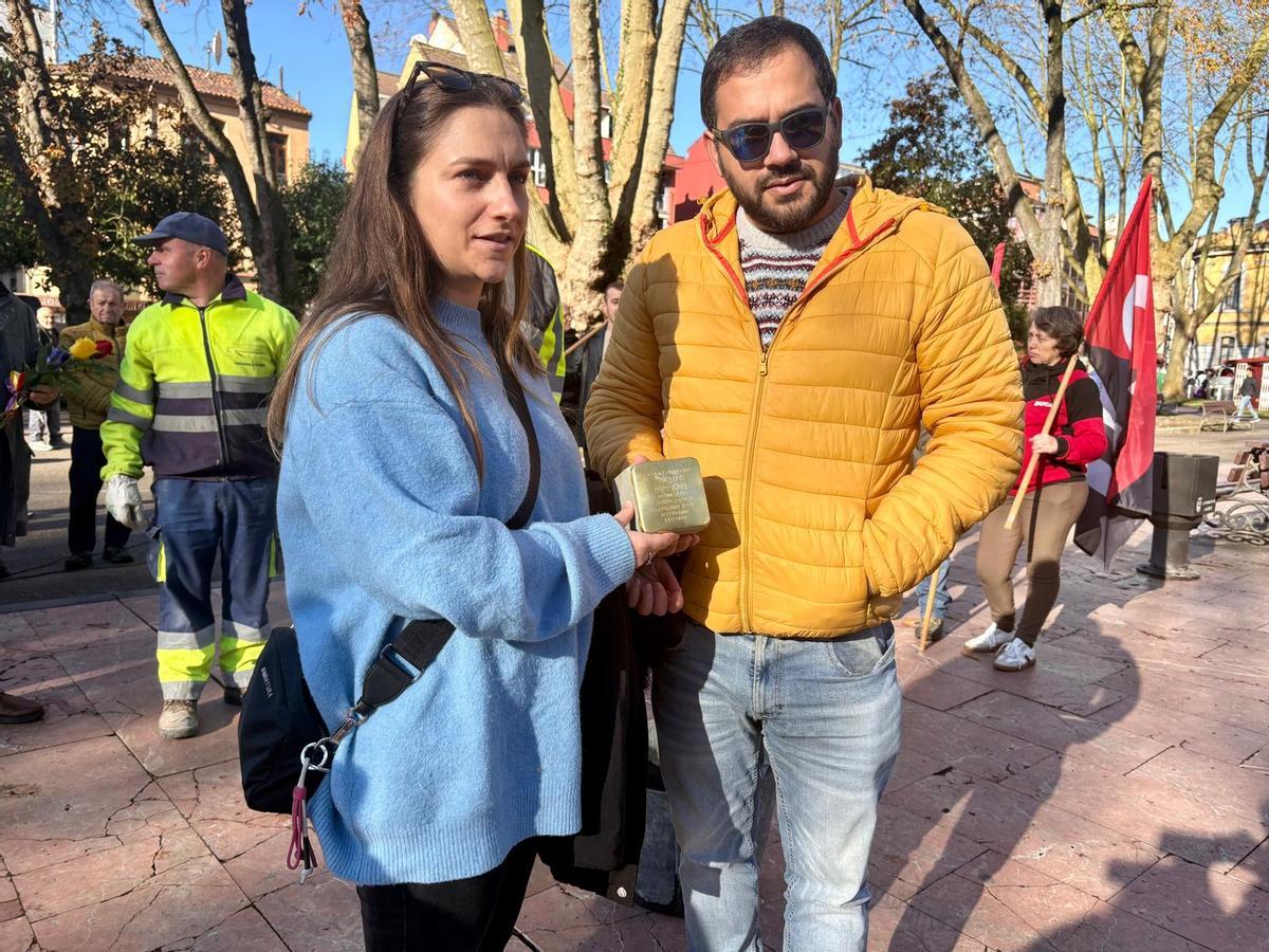 Esther y Álvaro García con la piedra que recuerda a Salvador Viñas, hermano de su bisabuelo