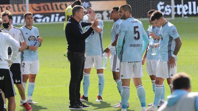 Óscar García da instrucciones a sus jugadores en el partido contra el Villareal. // Ricardo Grobas
