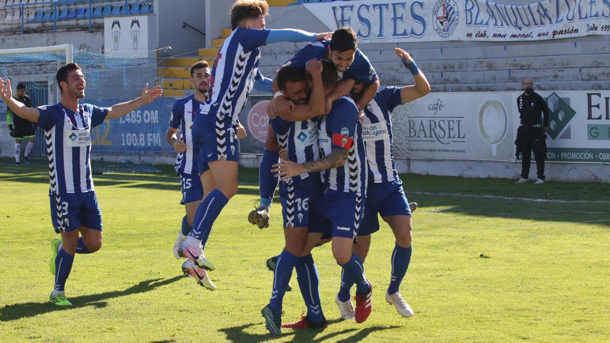 Gol del Alcoyano al Atzeneta el pasado 13 de diciembre en el campo de El Collao a puerta cerrada.