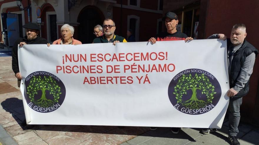 Representantes vecinales y de IU, ayer, frente a la sede de la coalición en Langreo. | M. Á. G.