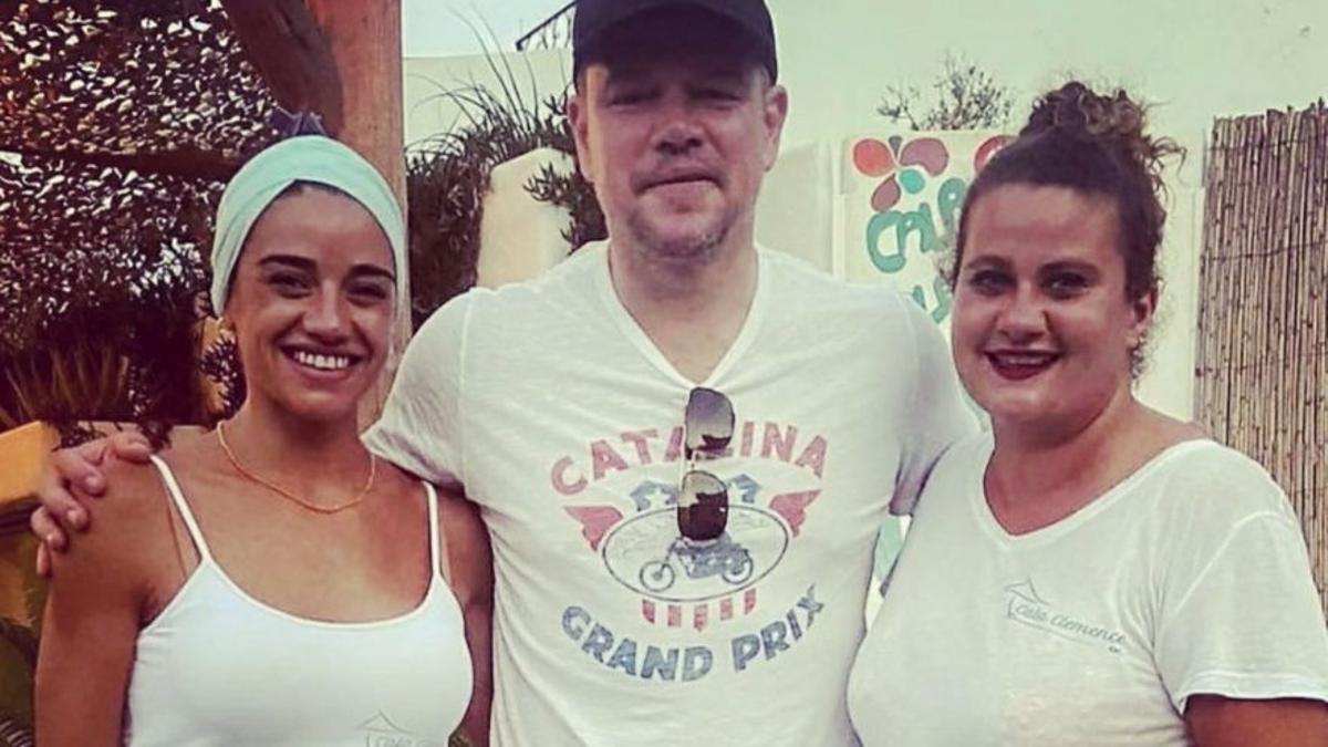 El actor Matt Damon junto a dos trabajadoras de Cala Clemence, un local de moda de la cala de la Barraca.