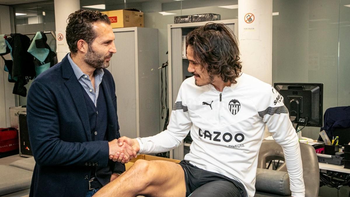 Rubén Baraja saluda a Edinson Cavani el día de su presentación