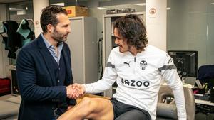 Rubén Baraja saluda a Edinson Cavani el día de su presentación