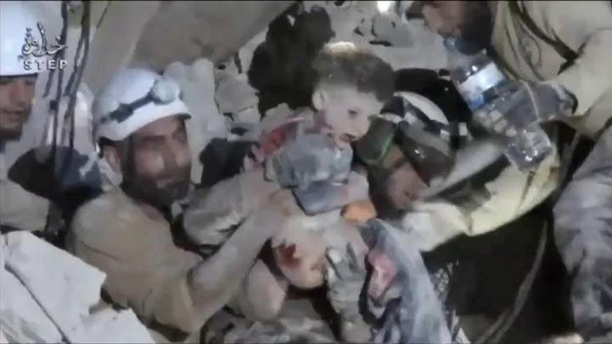 Rescatan a un niño con vida tras un bombardeo en Siria