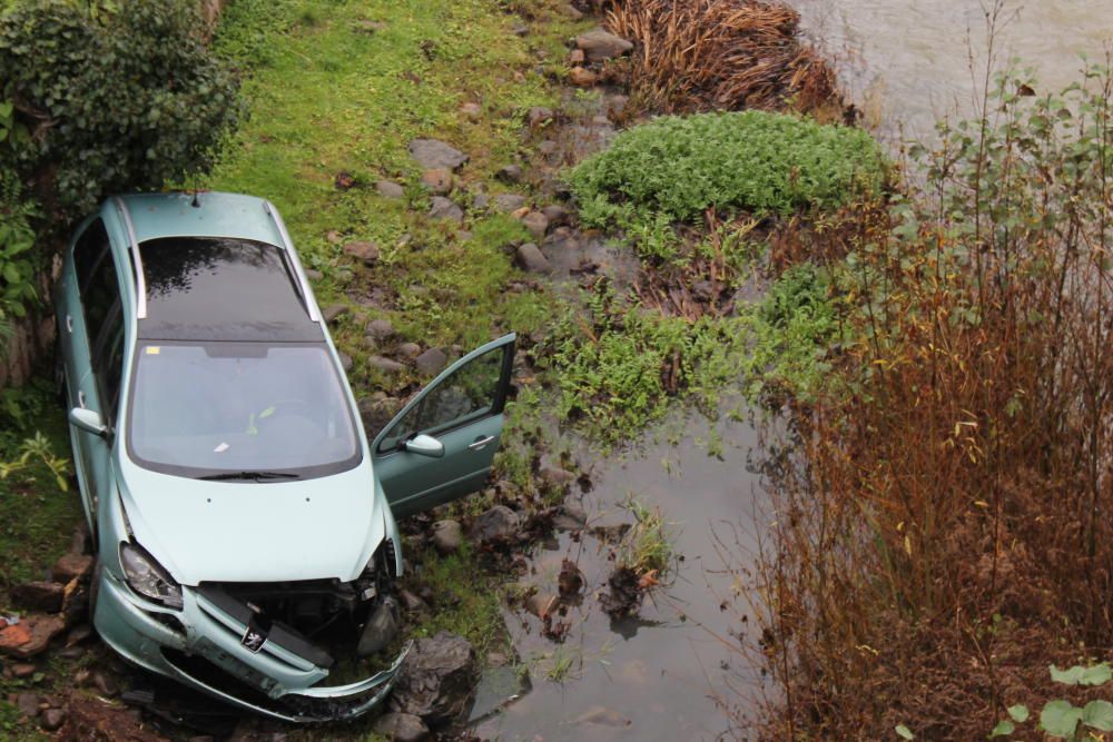 Cae un coche al río en Grado