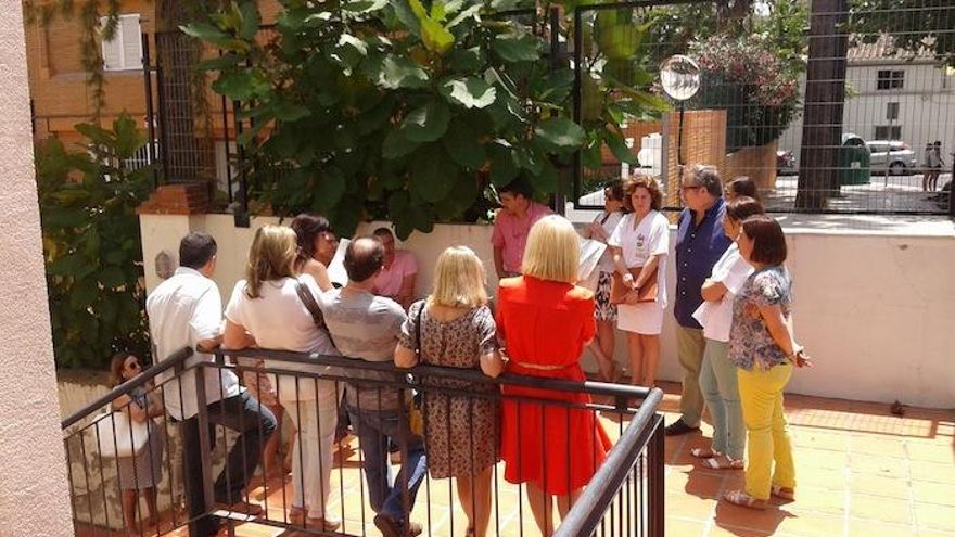 Reunión de los trabajadores ayer con representantes sindicales.