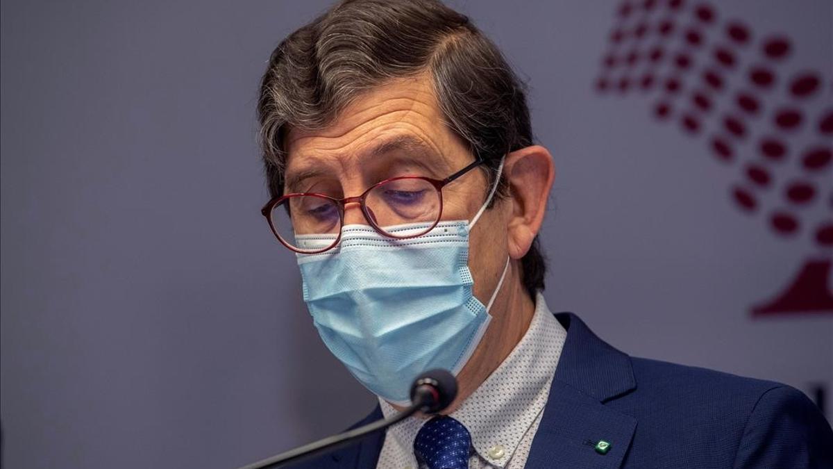 El consejero murciano de Salud pide perdón por haberse vacunado pero no dimite