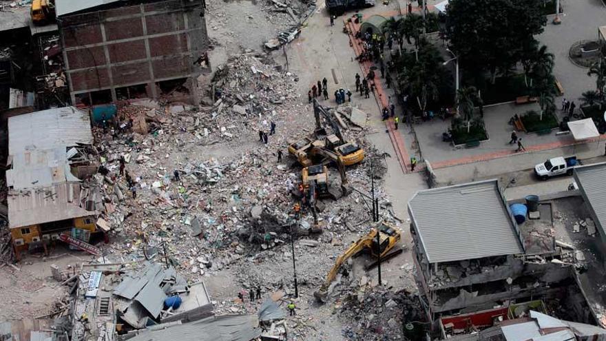 Vista aérea de estructuras afectadas por el terremoto en Pedernales, Ecuador.