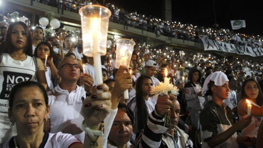 Aficionados del Atlético Nacional rinden homenaje al Chapecoense.