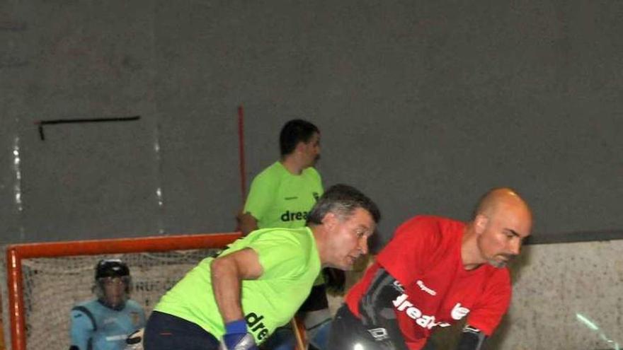 Jugadores de hockey, en las pistas de Lena.