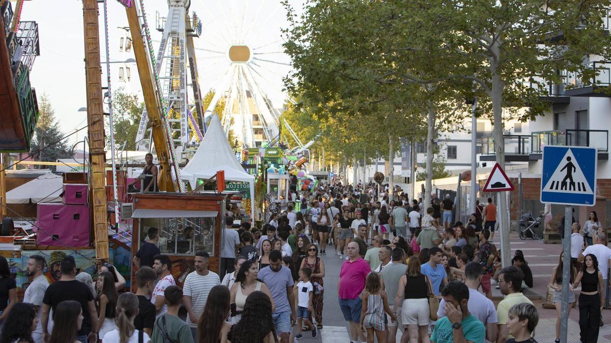 Zona de atracciones de la Fira d'Agost de Xàtiva en 2024.