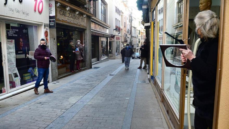 Cacerolada a las puertas de los comercios de Plasencia