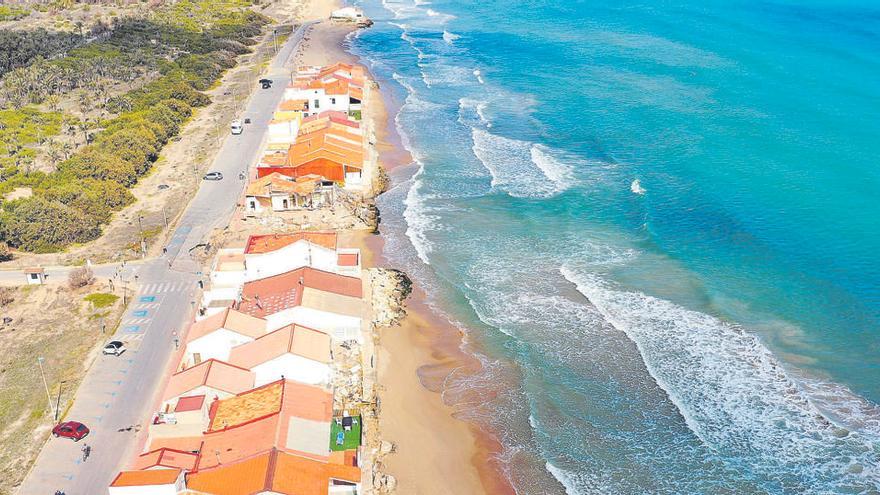 El mar batent contra els habitatges a la costa de Guardamar (Alacant)