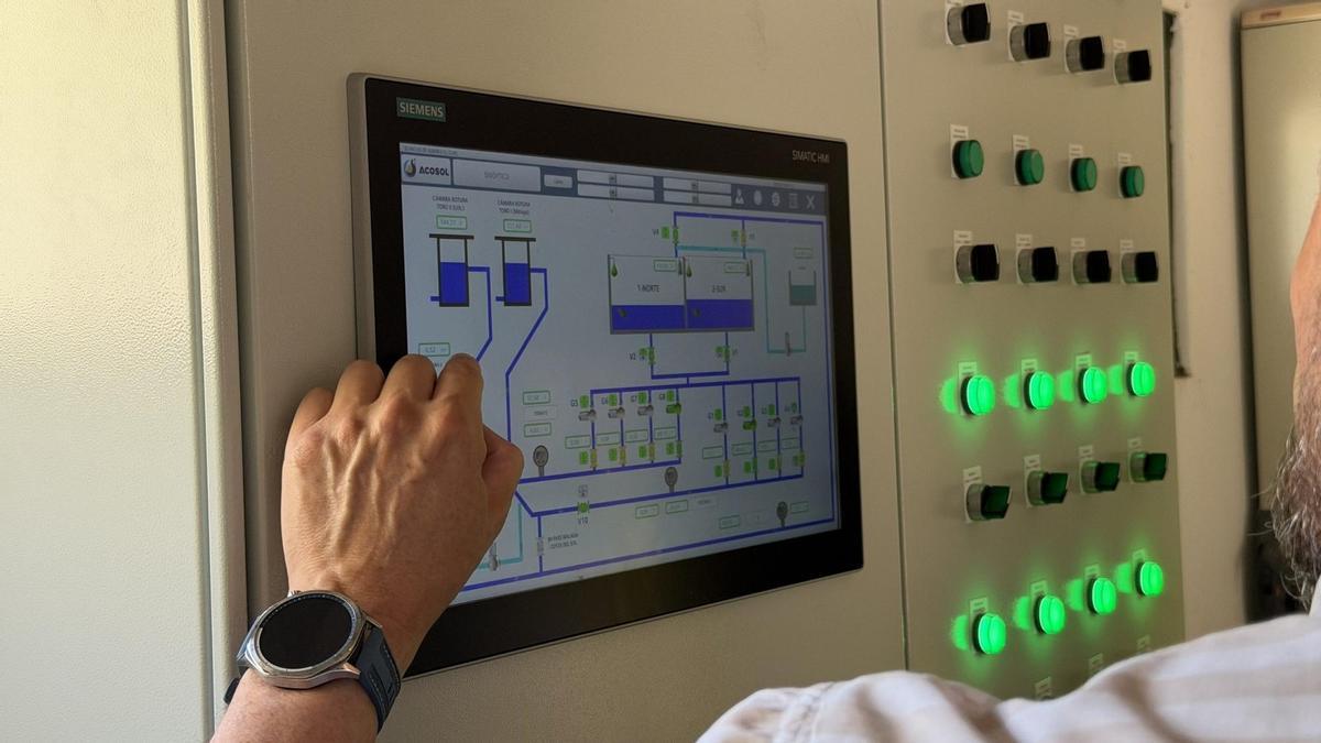 Un operario de Acosol visualiza uno de los monitores de control del sistema de las redes de abastecimiento de la Costa del Sol.