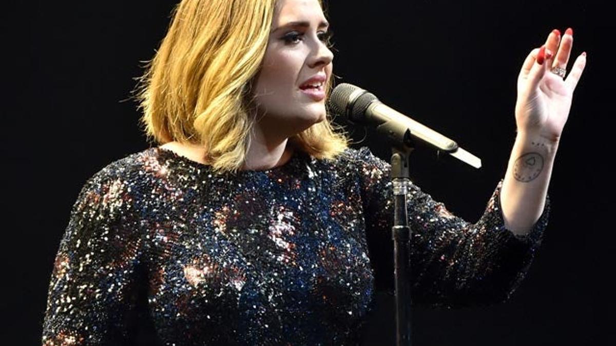 Adele tiene se acuerda de las víctimas de Bruselas