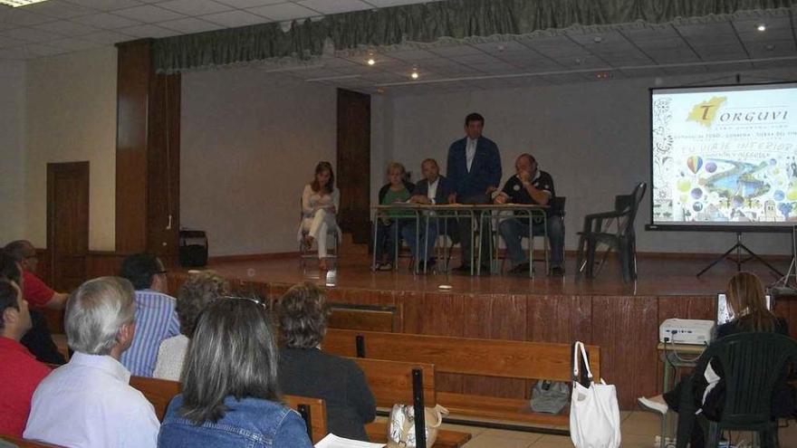 Alcaldes de la zona y responsables de Torguvi, durante la celebración de una asamblea anterior. Foto