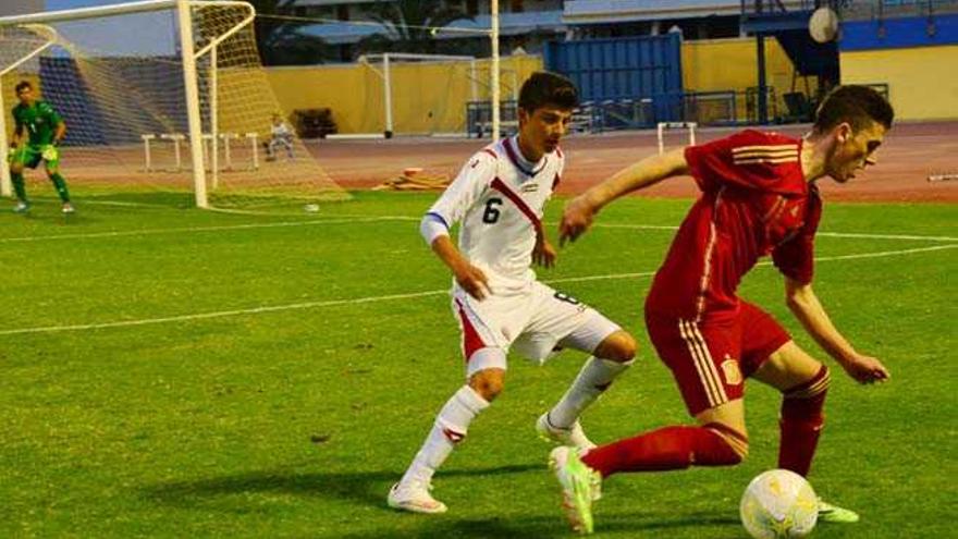 Asier controla el balón ante Luis Hernández, de Costa Rica.