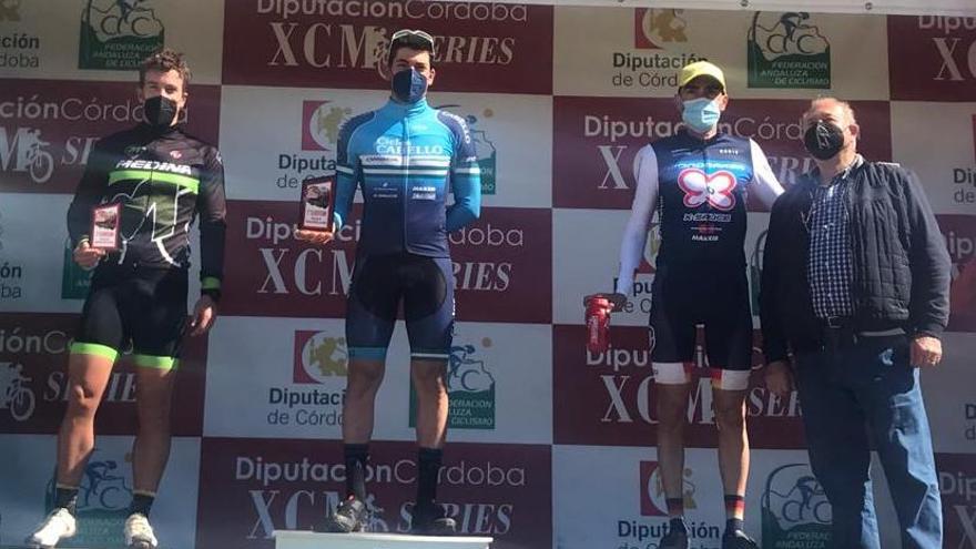 Miguel Muñoz, en el centro, en el podio de la categoría reina masculina de la MTB Montes Comunales.