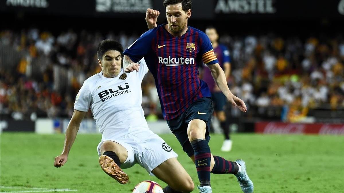 zentauroepp45383078 valencia s spanish  midfielder carlos soler  l  tackles barc181030185833