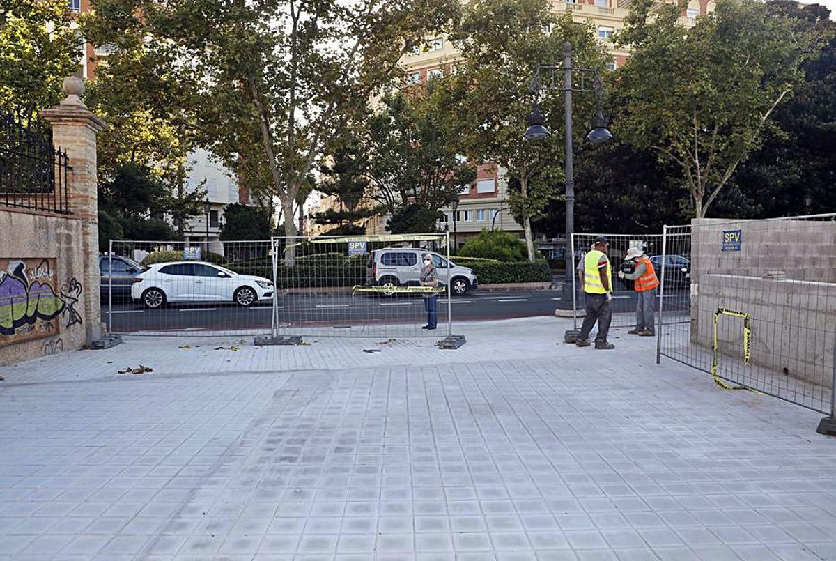 Los operarios retiran las vallas de la nueva vía pública. | M.A.MONTESINOS