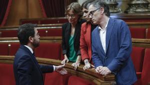 El ’president’ Pere Aragonès, con Josep Maria Jové, Marta Vilalta y Meritxell Serret en el Parlament.