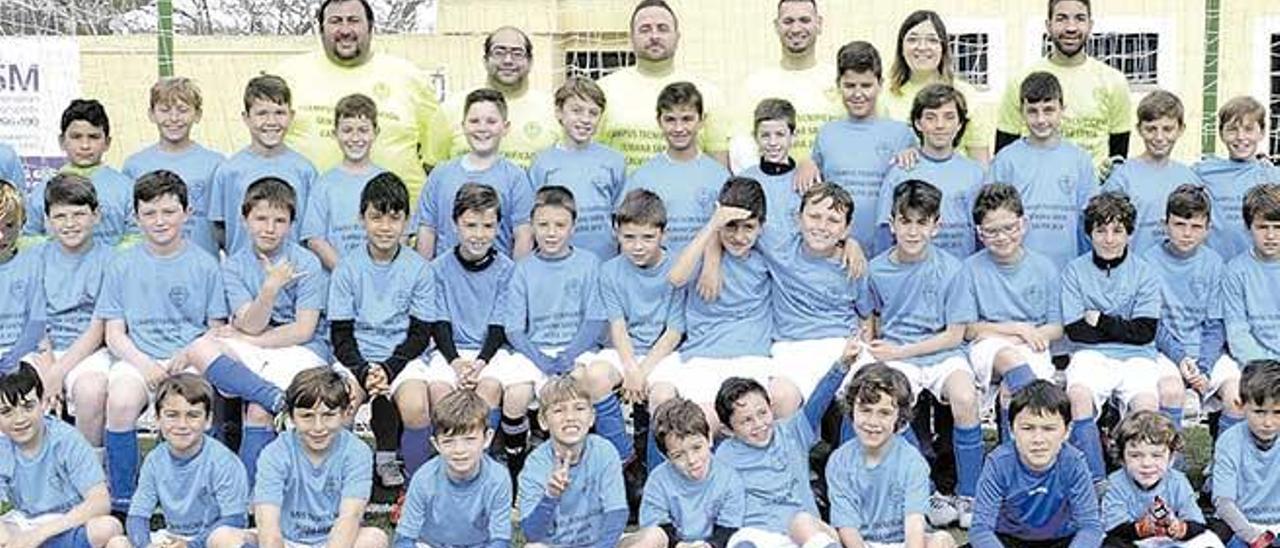 Foto de familia de los integrantes del Campus de Semana Santa que se realizó en Calvià.