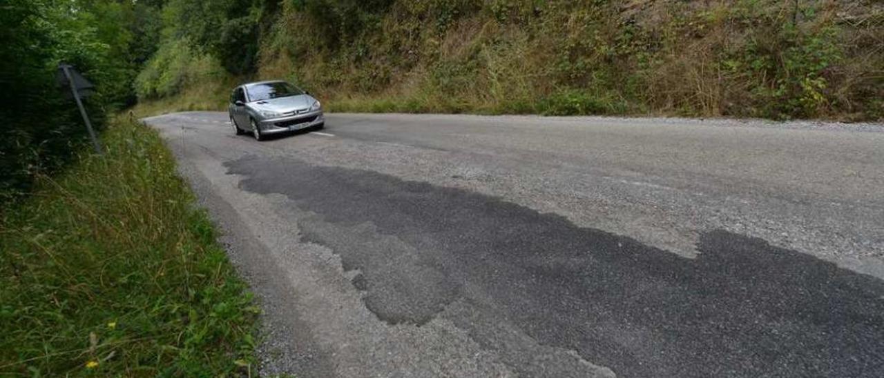 Los vecinos de Caso denuncian el mal estado de la carretera de Tarna