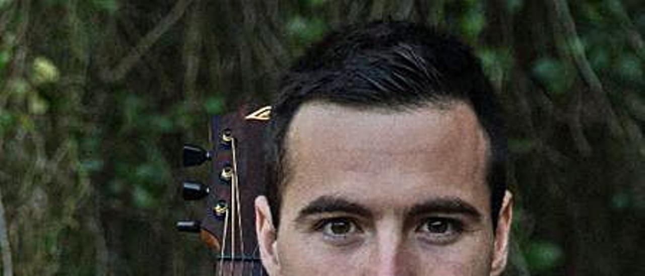 Óscar Peris con su guitarra. | LEVANTE-EMV