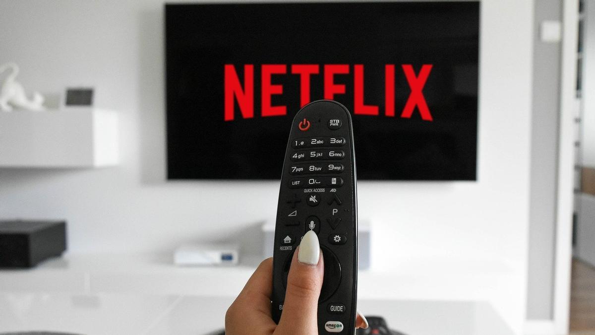 Una mujer usa la plataforma de streaming Netflix