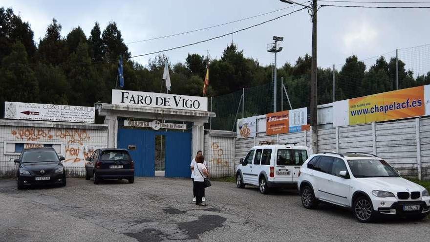 El campo de fútbol de Chapela, una de las propiedades que imputaban a la asociación de vecinos. // FdV