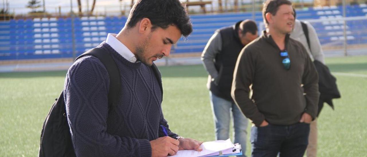 Pablo Bisbal, de la RFEF, el lunes tomando notas en el Polideportivo de Sant Joan con Martí al fondo.