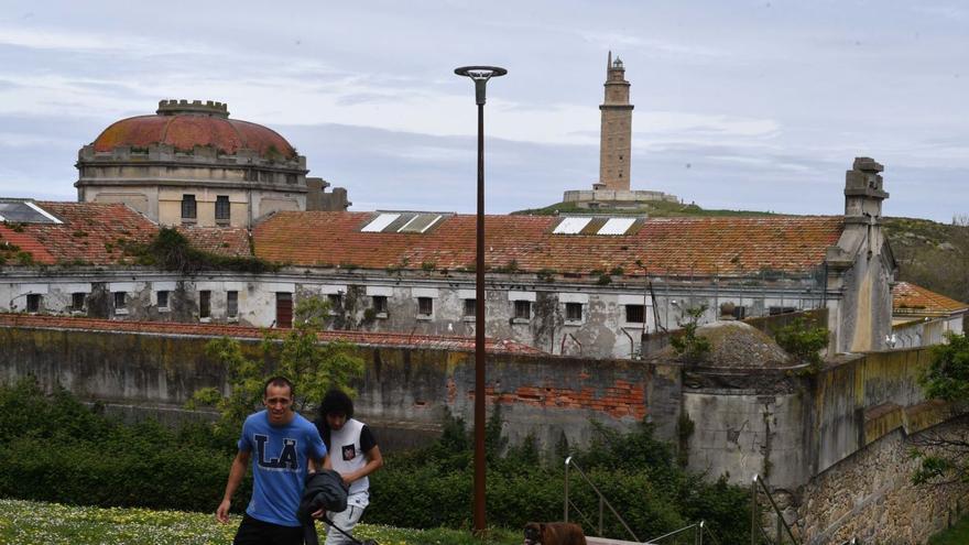 Parte trasera de la antigua cárcel provincial, con desperfectos y maleza creciendo el edificio y la Torre de fondo.   | // VÍCTOR ECHAVE