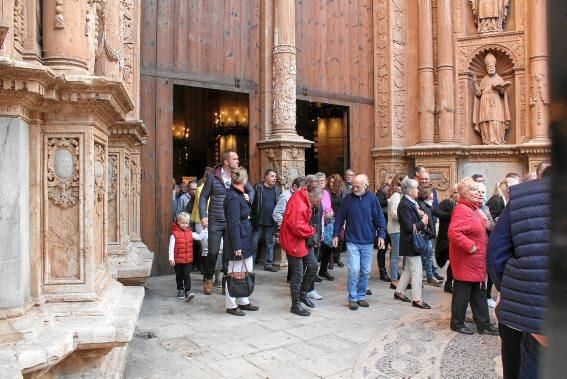 Zur deutschsprachigen Christvesper in der Kathedrale kamen am Samstag (24.12.) wieder zahlreiche Residenten und Urlauber. Die Predigt hielt in diesem Jahr Pfarrerin Heike Stijohann.