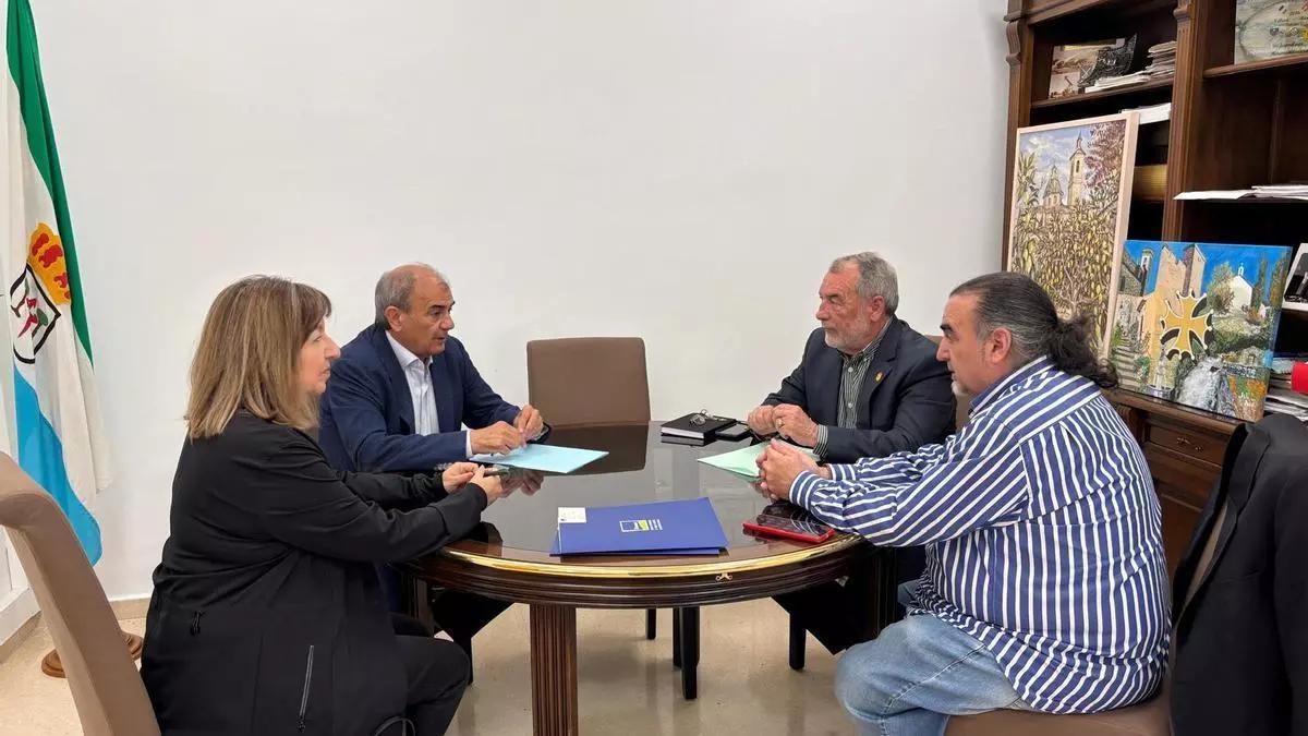 Reunión entre Ucomur y el Ayuntamiento tras la firma del Convenio.